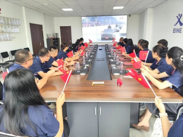 Skupina EIHE Steel Structure Group organizirala ogled neposrednega prenosa 93. vojaške parade