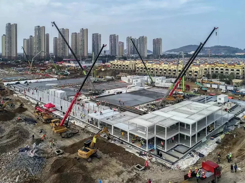 Bolnišnična stavba z modularno jekleno konstrukcijo