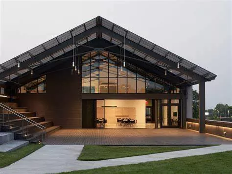 Kakšna je zgodovina jeklarskega centra?