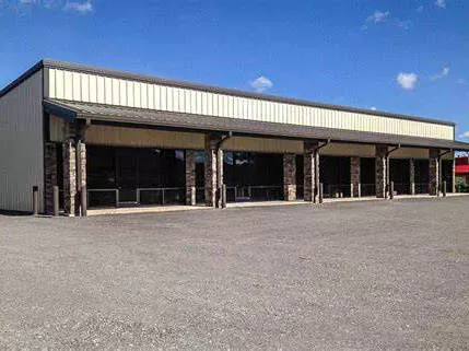 Trgovina z jeklenim okvirjem