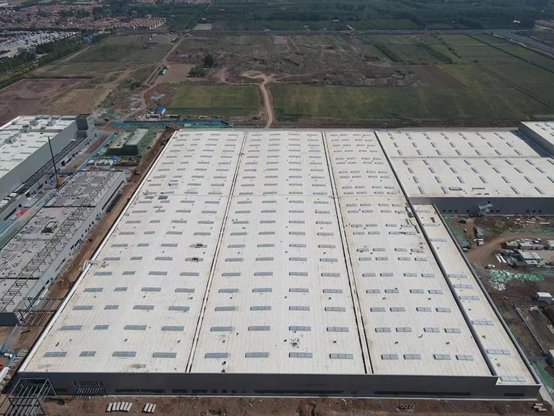 Obsežno skladišče jeklenih konstrukcij